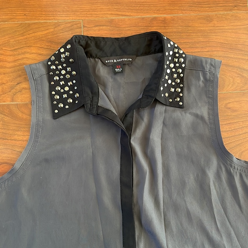 Rock & Republic Gray and Black Studded Button Down Sleeveless Blouse - Picture 5 of 9